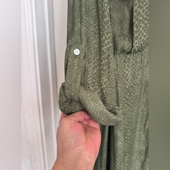 Banana Republic Utility Dillon Classic Fit with Roll Tab blouse - Picture 3 of 8